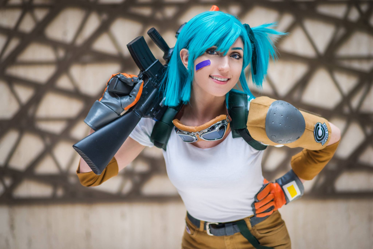 Dragon Ball Z's Bulma cosplay